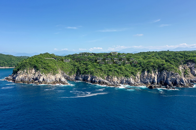 Huatulco is located in southern Mexico, where the foothills of the Sierra Madre del Sur mountains meet the Pacific Ocean.

Situated on the doorstep of the Huatulco National Park, and surrounded by three gorgeous beaches, Esencia Desarrollos has developed ALMA, a truly unique set of properties, paying exceptional care to the surrounding environment through many sustainable planning initiatives.

Brick Visual had the pleasure of visualizing these beautiful spaces and its integration in this pristine location.